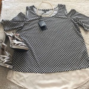 New ADRIANA PAPELL geometric print white black cold shoulder knit top size S